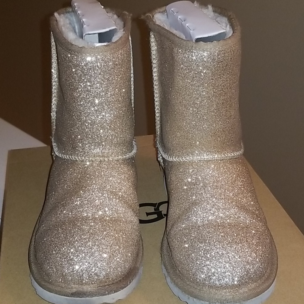 UGG KIDS CLASSIC SHORT II GLITTER GOLD